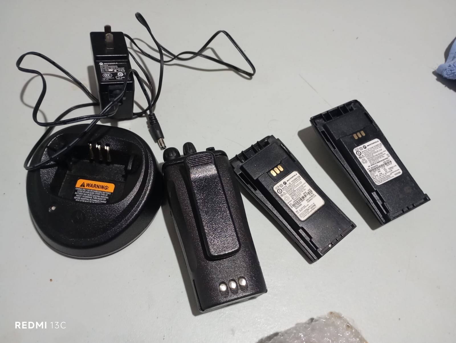 Radio de comunicación con cargador y baterías